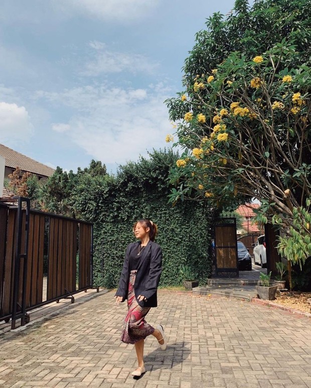 Nadin Amizah Memadukan Kain Batik dan Blazer Nadin Amizah