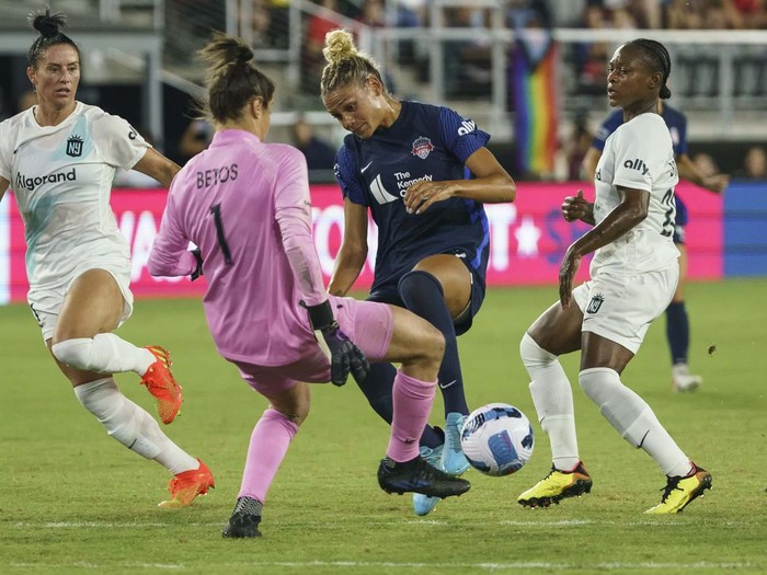 WASHINGTON, DC - SEPTEMBER 17:  NJ/NY Gotham FC goalkeeper Michelle Betos (1) clashes with Washington Spirit forward Trinity Rodman (2) during a NWSL match between NJ/NY Gotham FC and the Washington Spirit, on September 17, 2022 at Audi Field, in Washington DC.
(Photo by Tony Quinn/Icon Sportswire via Getty Images)