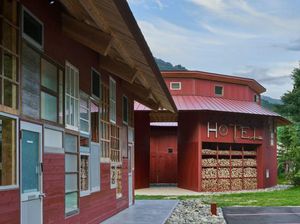 Nggak Nyangka, Deretan Bangunan Keren Ini Dibangun Pakai Sampah