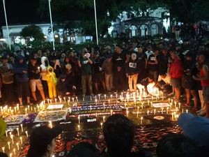 Nyala Lilin di Alun-alun Bogor Untuk Korban Tragedi Kanjuruhan