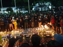 Nyala Lilin di Alun-alun Bogor Untuk Korban Tragedi Kanjuruhan