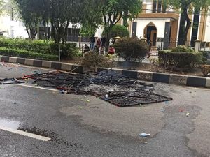 Rektor UIN Ar-raniry Ganti Rugi Papan Bunga yang Dibakar Mahasiswa Rektor UIN Ar-raniry Ganti Rugi Papan Bunga yang Dibakar Mahasiswa