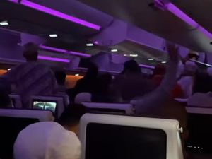 Tingkah Penumpang RI Buru-buru Berdiri padahal Pesawat Belum Parkir Sempurna