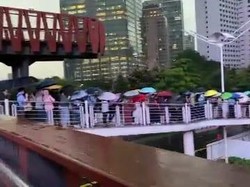 Sistem Berubah, Penumpang TransJ Antre Panjang Payungan hingga JPO Karet