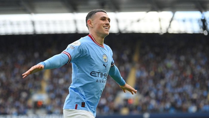MANCHESTER, ENGLAND - OCTOBER 02: Phil Foden of Manchester City celebrates their sides sixth goal and their hat trick during the Premier League match between Manchester City and Manchester United at Etihad Stadium on October 02, 2022 in Manchester, England. (Photo by Michael Regan/Getty Images)