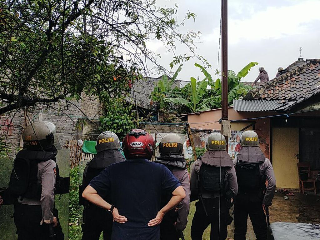 Pria Bandung Ngamuk Bawa Golok-Celurit Dikepung Polisi