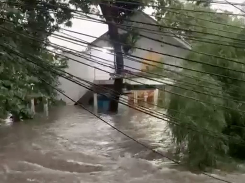 Penampakan Banjir Rendam Pondok Karya Mampang