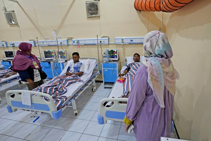 Keluarga mendampingi korban yang selamat dari tragedi Kanjuruhan. Mereka dirawat di sebuah rumah sakit di Malang, Jawa Timur, Indonesia, Senin (3/10/2022).