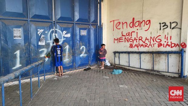 Puluhan coretan dinding dengan kode 1312 mulai menghiasi Stadion Kanjuruhan setelah tragedi yang menewaskan ratusan penonton pada Sabtu (1/10) malam.