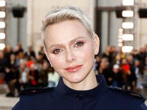 7 Penampilan Langka Putri Charlene dari Monako Hadir di Paris Fashion Week