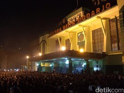 Ribuan Deltamania Sidoarjo Gelar Doa Bersama untuk Korban Tragedi Kanjuruhan