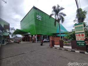 Ambulans Kewalahan, Banyak Korban Tragedi Kanjuruhan Diantar Naik Motor ke RS