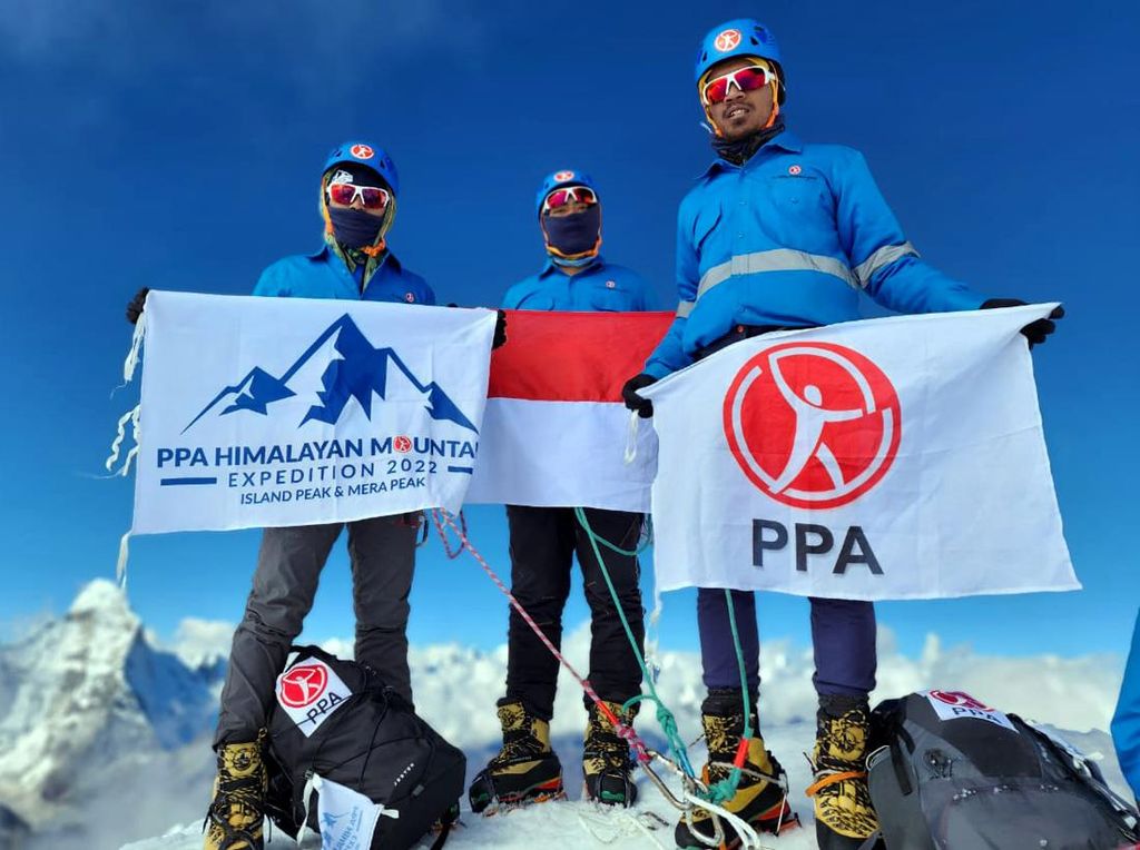 Saat Merah Putih Dikibarkan di Pegunungan Himalaya Saat Merah Putih Dikibarkan di Pegunungan Himalaya
