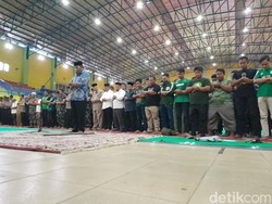 Polisi-Suporter Bola di Sumut Salat Gaib untuk Korban Kanjuruhan