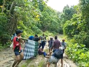 Wanita di Lampung Ditandu 5 Jam Lewati Jalan Rusak ke Puskesmas