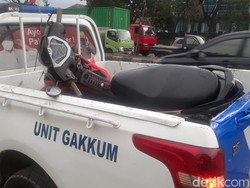 Terjatuh saat Menyalip Truk, Pengendara Motor di Semarang Tewas