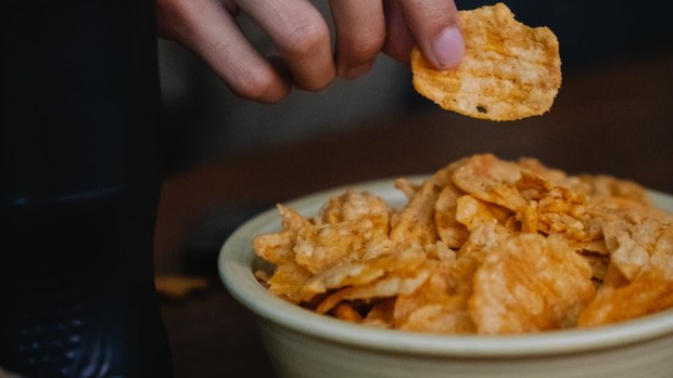 Sering konsumsi makanan ultra olahan/Foto: Pexels.com/Eren Li Kebiasaan ngemil yang bisa bikin otak cepat menua