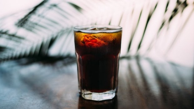 Sering mengonsumsi minuman tinggi kalori/Foto: Unsplash.com/Blake Wisz Kebiasaan ngemil yang bisa bikin otak cepat menua