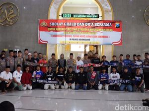 Suporter dan Polisi di Bojonegoro Salat Gaib Korban Tragedi Kanjuruhan