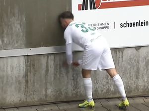 Pesepakbola Ini Cedera Usai Kejar Bola lalu... Tabrak Tembok