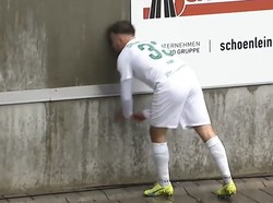 Pesepakbola Ini Cedera Usai Kejar Bola lalu... Tabrak Tembok