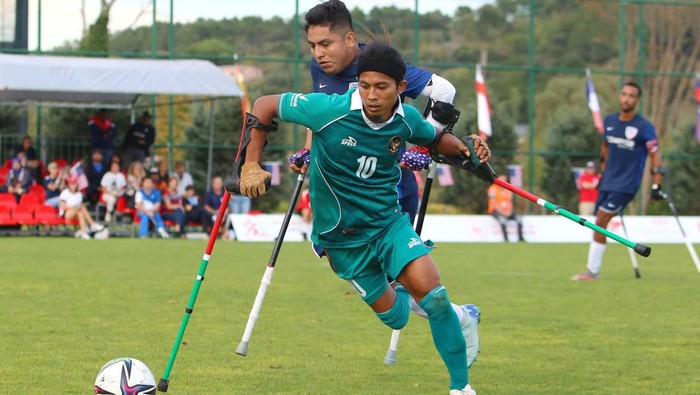 Pesepak bola Tim Nasional Amputasi Indonesia (Garuda Inaf) Muhammad Shiddiq Bahiri melewati hadangan salah satu pesepak bola Tim Nasional Amputasi Amerika Serikat dalam pertandingan Grup C Piala Dunia Amputasi 2022 di Stadion Turkey Football Federation, Riva, Turkey, Senin (3/10/2022). Indonesia kalah dari Amerika Serikat dengan skor 0-5 dalam pertandingan tersebut. ANTARA FOTO/Dharma Wijayanto/app/hp.