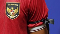 Pita hitam terpasang pada lengan jersey Tim Nasional U-17 Indonesia sebagai tanda duka cita untuk para korban.