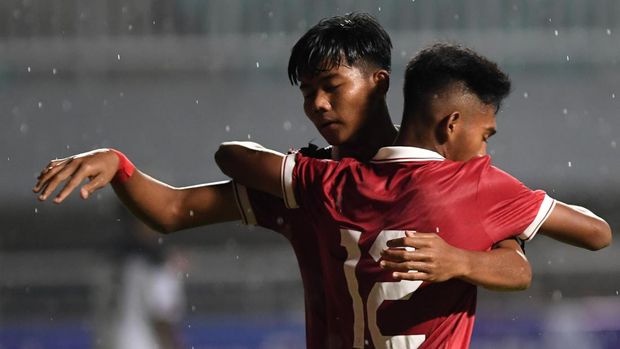 Pesepak bola Tim Nasional U-17 Indonesia Arkhan Kaka Putra (kiri) merangkul rekannya, Muhammad Tegar (kanan) usai membobol gawang Tim Nasional U-17 Guam dalam laga Grup B Kualifikasi Piala Asia U-17 2023 di Stadion Pakansari, Cibinong, Kabupaten Bogor, Jawa Barat, Senin (3/10/2022). ANTARA FOTO/Aditya Pradana Putra/hp.