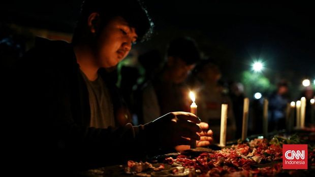 Kegiatan doa bersama diikuti oleh Aremania dan elemen masyarakat lainnya di Malang, Jawa Timur. Senin (3/10/2022). CNN Indonesia/Andry Novelino