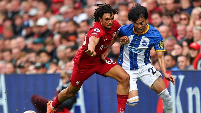 LIVERPOOL, ENGLAND - OCTOBER 01: Trent Alexander-Arnold of Liverpool tussles with Kaoru Mitoma of Brighton & Hove Albion during the Premier League match between Liverpool FC and Brighton & Hove Albion at Anfield on October 1, 2022 in Liverpool, United Kingdom. (Photo by Robbie Jay Barratt - AMA/Getty Images)