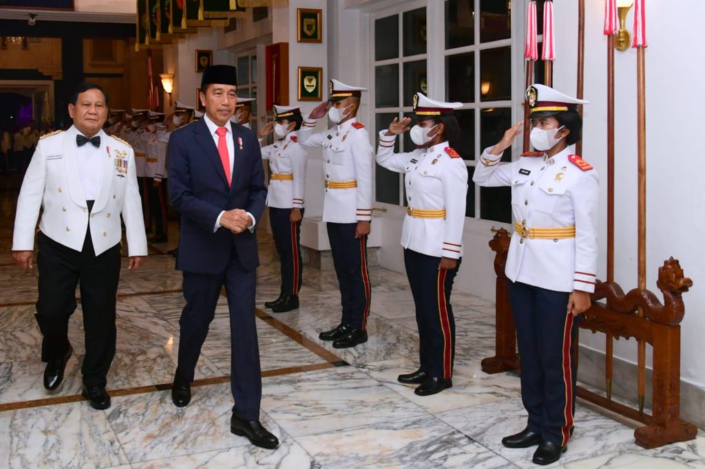 Upacara Parade Senja di Kementerian Pertahanan memperlihatkan momen kebersamaan Presiden Jokowi dan Menhan Prabowo Subianto. (Muchlis Jr - Biro Pers Sekretariat Presiden)