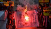 Warga Italia Demo Biaya Hidup Tinggi, Bakar Tagihan Listrik!