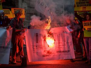Warga Italia Demo Biaya Hidup Tinggi, Bakar Tagihan Listrik! Warga Italia Demo Biaya Hidup Tinggi, Bakar Tagihan Listrik!