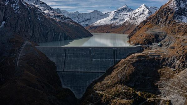 Wow! Bendungan Paling Jangkung di Eropa Diapit Perbukitan
