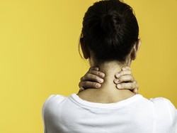 Muncul Benjolan di Leher? Ini 9 Kemungkinan Penyebabnya