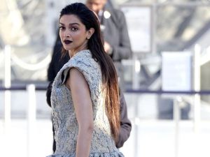 Deepika Padukone Tampil Edgy dengan Lipstik Gelap