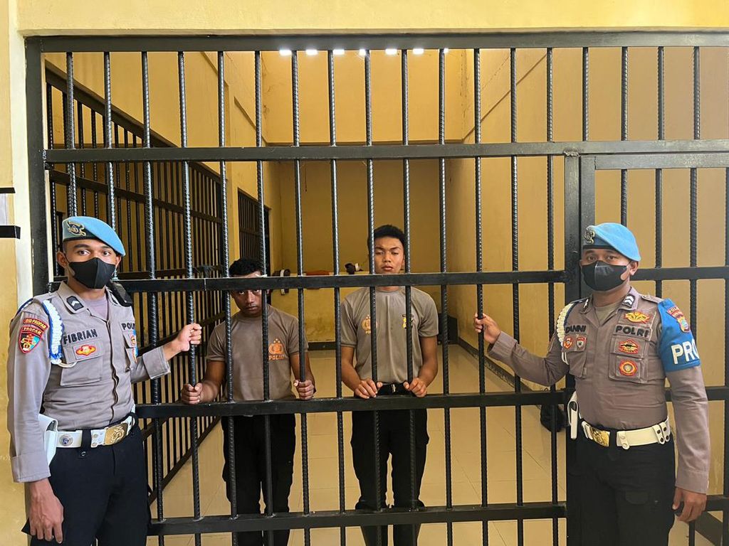 Jilat Kue HUT TNI, 2 Polisi di Papua Barat Ditahan