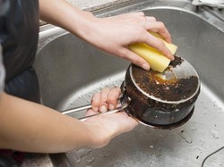 4 Cara Ampuh Hilangkan Bekas Minyak Membandel Pada Alat Masak