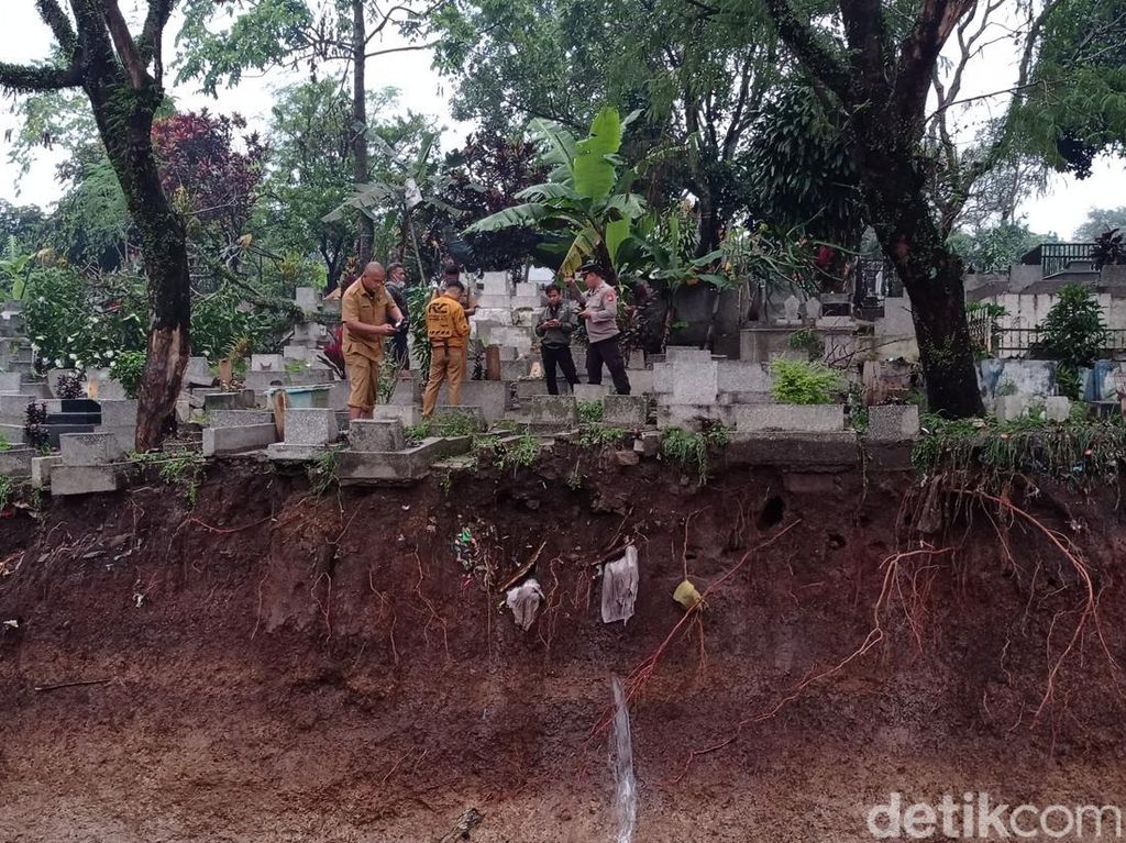 7 Makam Ambrol di Bandung Hingga Kain Kafan Terlihat, Ini Penyebabnya