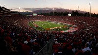Lanjut, diposisi ke-6 ada Rose Bowl di Kota Pasadena, California, Amerika Serikat. Stadion dengan kapasitas 92.800 ini pernah menjadi penyelenggaraan Olimpiade Musim Panas 1932 dan 1984.