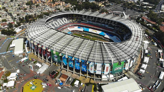 Foto-foto berikut ini menjabarkan deretan stadion sepakbola paling besar di dunia berdasarkan jumlah kapasitas penonton.