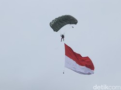 Melihat Aksi Para Penerjun di Langit Bandung