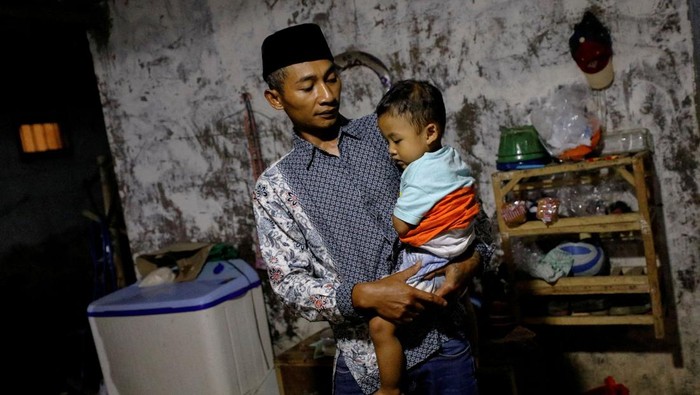 Andi Hariyanto dan putranya yang baru berumur dua tahun.
