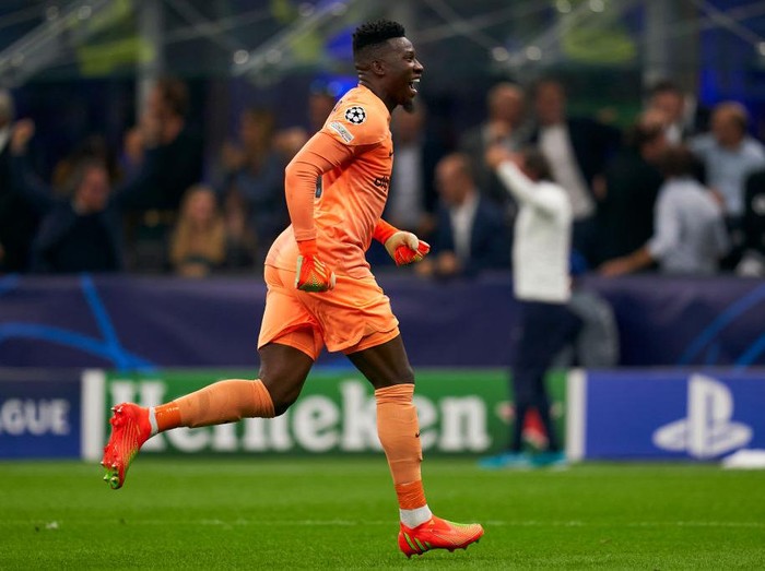 MILAN, ITALY - OCTOBER 04: Andre Onana of FC Internazionale celebrates after the first goal of his team scored by Hakan Calhanoglu (not in frame) during the UEFA Champions League group C match between FC Internazionale and FC Barcelona at San Siro Stadium on October 04, 2022 in Milan, Italy. (Photo by Pedro Salado/Quality Sport Images/Getty Images)