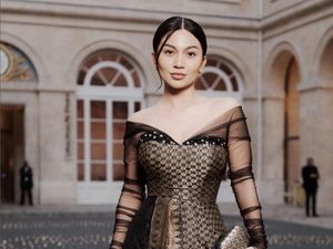 Ariel Tatum Memukau dengan Gaun Songket Usai Tampil di Paris Fashion Week