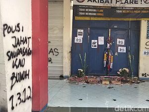 Saling Tunjuk PT LIB-Indosiar soal Arema Vs Persebaya Digelar Malam Saling Tunjuk PT LIB-Indosiar soal Arema Vs Persebaya Digelar Malam
