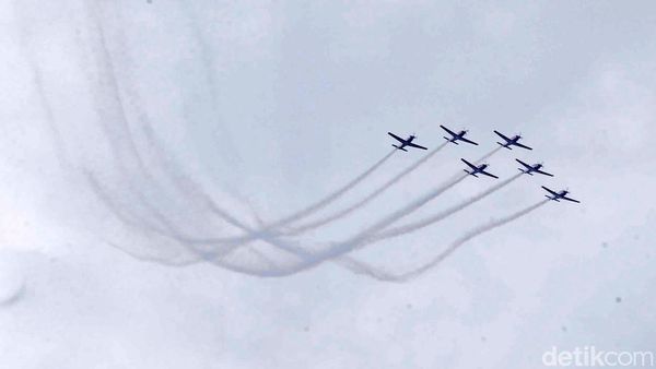 Atraksi Pesawat Tempur TNI Hiasi Langit Jakarta