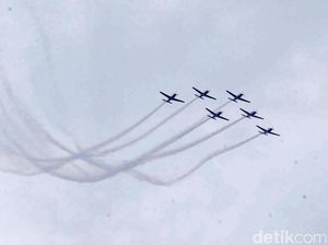 Atraksi Pesawat Tempur TNI Hiasi Langit Jakarta Atraksi Pesawat Tempur TNI Hiasi Langit Jakarta