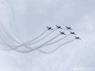 Atraksi Pesawat Tempur TNI Hiasi Langit Jakarta