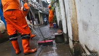Banjir Kuningan Barat Surut, Pasukan Oranye Sibuk Bersihkan Lumpur